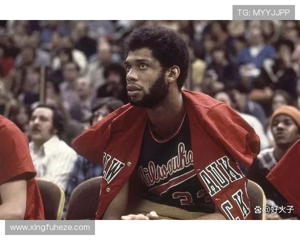 卡里姆·阿布杜尔-贾巴尔的传奇篮球生涯与文化影响力探析 卡里姆·阿布杜尔-贾巴尔的传奇篮球生涯与文化影响力探析